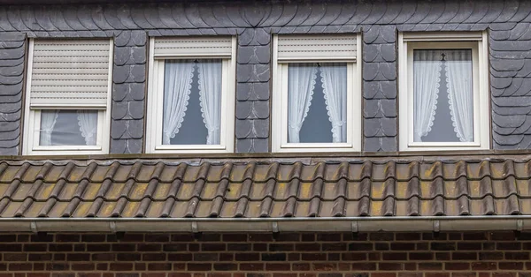 Une Rangée Fenêtres Verre Avec Des Rideaux Sur Vieux Bâtiment — Photo