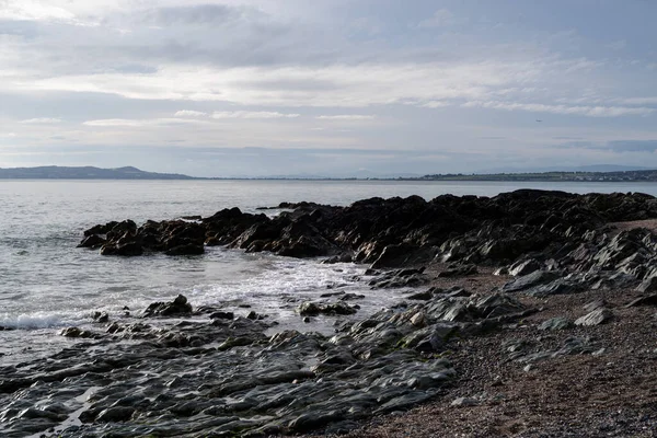 Stenig Strand Den Molniga Himlen — Stockfoto