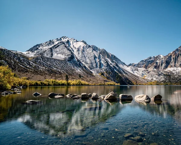 Krásný Výhled Hory Přes Klidné Jezero Řadou Kamenů Vodní Hladině — Stock fotografie