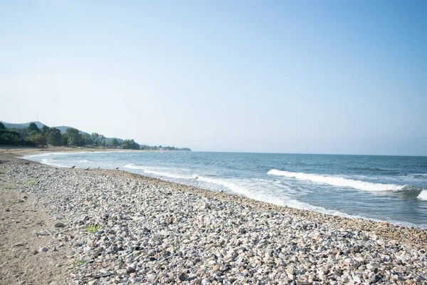 Piękny Widok Faliste Morze Uderzające Skalistą Piaszczystą Plażę Wybrzeżu — Zdjęcie stockowe