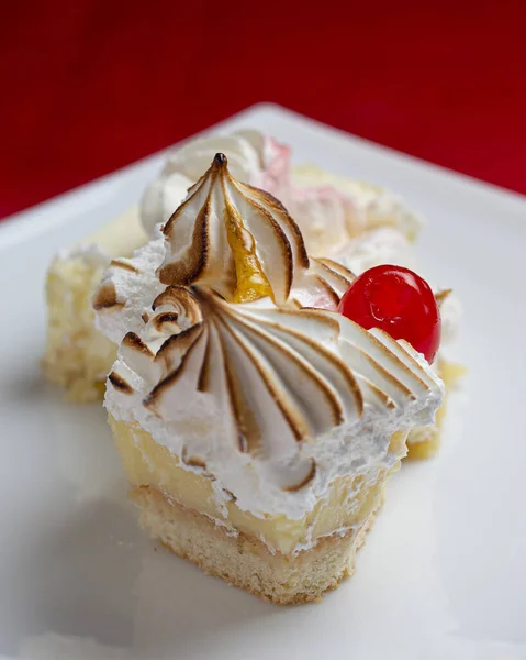 Stück Zitronenkuchen Auf Weißem Teller Und Rotem Hintergrund — Stockfoto