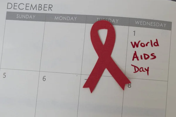 Dia Mundial Aids Marcado Calendário Junto Com Uma Fita Vermelha — Fotografia de Stock