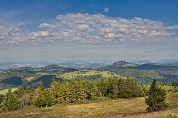 Schöne Aufnahme Einer Landschaft Unter Wolkenverhangenem Himmel — Stockfoto