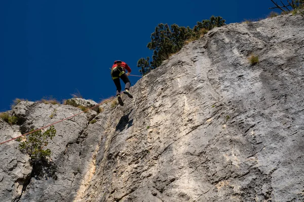 Scalatore Roccia Alta Montagna Crni Kal Slovenia — Foto Stock