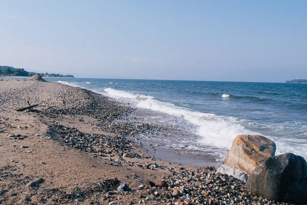 Piękny Widok Faliste Morze Uderzające Skalistą Piaszczystą Plażę Wybrzeżu — Zdjęcie stockowe