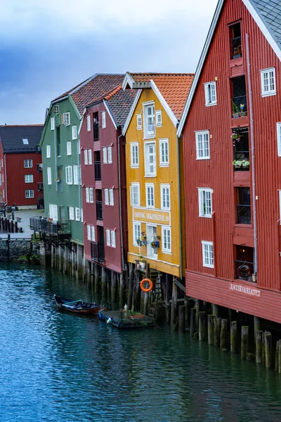 Pionowe Ujęcie Kolorowych Domów Brzegu Rzeki Most Starego Miasta Trondheim — Zdjęcie stockowe
