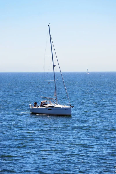 Човен Плаває Морі Влітку — стокове фото