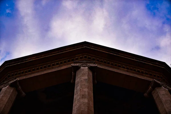 Eine Flache Aufnahme Eines Gebäudes Mit Geschnitzten Säulen Unter Einem — Stockfoto