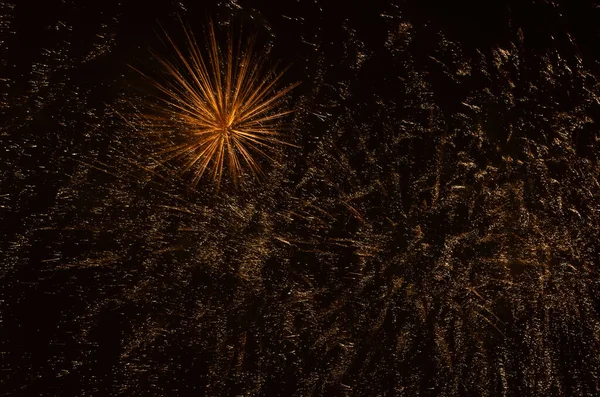 新年のコンセプト 夜空に抽象的なパターンを作成する花火 オレンジの雷効果を持つ黒の背景 長時間露光 — ストック写真