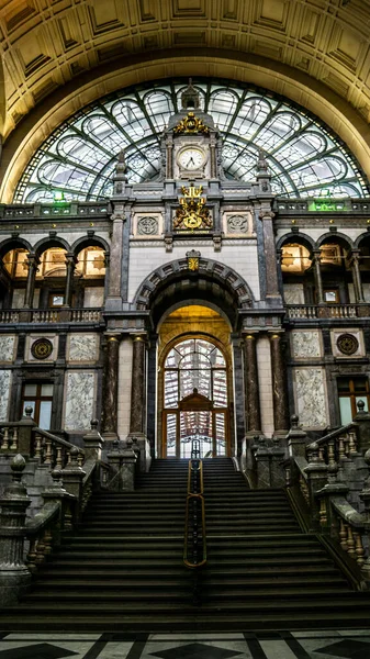 Eine Vertikale Aufnahme Einer Treppe Einem Schönen Gebäude Belgien — Stockfoto