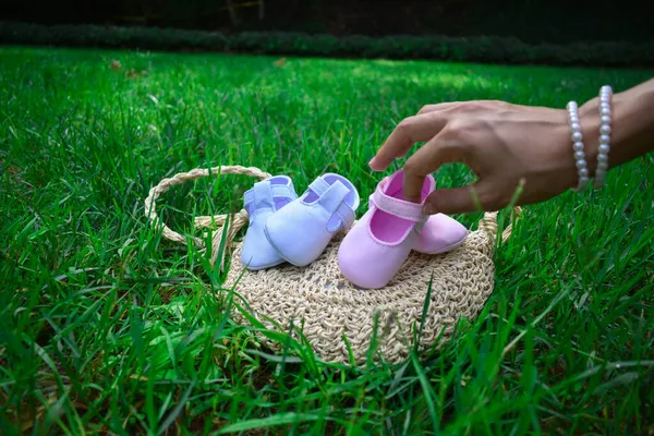 Parkta Pembe Bebek Ayakkabısı Tutan Gelecekteki Bir Anne — Stok fotoğraf