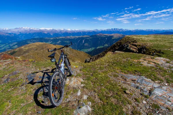 Ein Schwarzes Mountainbike Das Auf Dem Berggipfel Den Dolomiten Südtirol — Stockfoto
