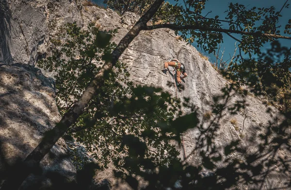 一名攀岩者爬上斯洛文尼亚Crni Kal的高山 — 图库照片