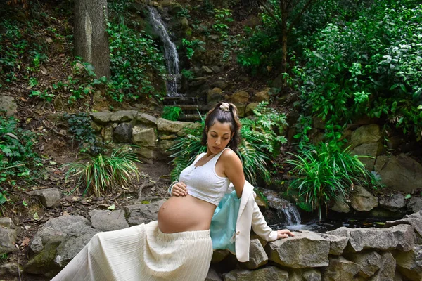 Una Bella Giovane Donna Caucasica Incinta Abiti Bianchi Posa Natura — Foto Stock