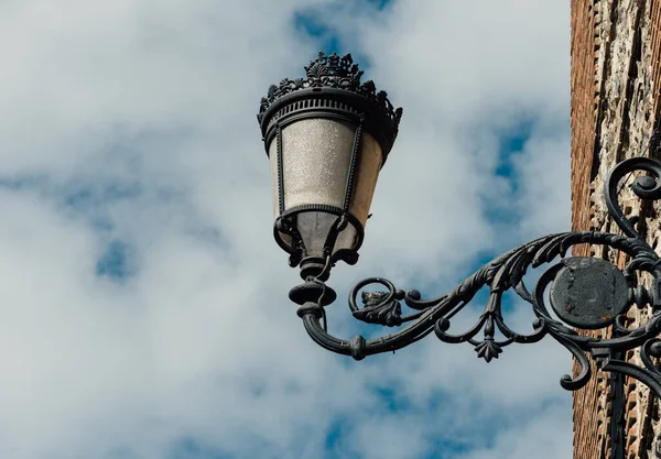 Historyczna Lampa Ścienna Pod Zachmurzonym Niebem Madrycie Hiszpania — Zdjęcie stockowe