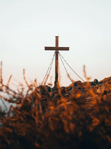 Вертикальний Знімок Хреста Вершині Гори Протягом Дня — стокове фото