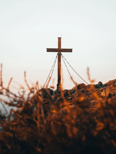 Plan Vertical Une Croix Sommet Une Montagne Pendant Journée — Photo