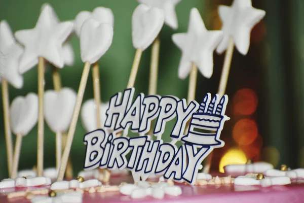 甘い食用の星 心とぼやけた背景に誕生日ケーキの幸せな誕生日のお菓子 — ストック写真