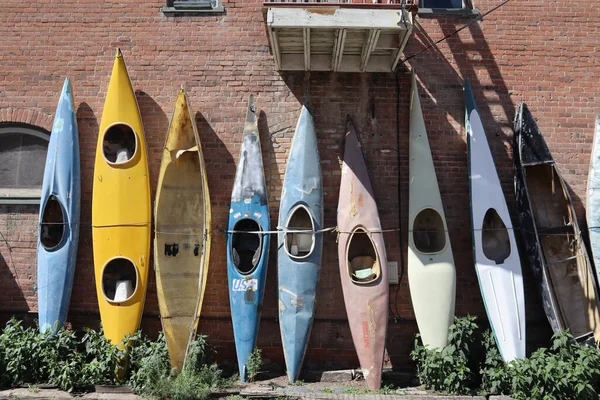 Row Kayaks Standing Brick Wall Outdoor — Stock Photo, Image