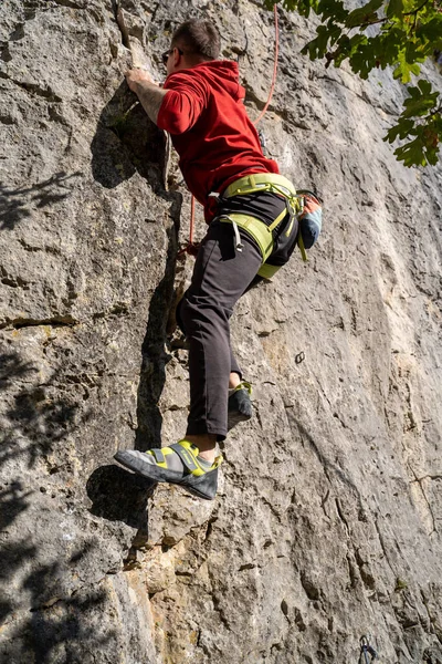 スロベニアの高い山に登るロッククライマー — ストック写真