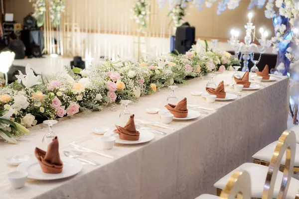 Vacker Bröllopsdukning Med Blomsterarrangemang — Stockfoto