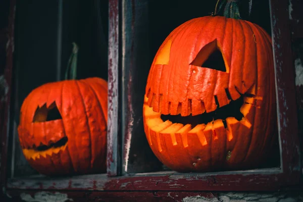 Een Close Shot Van Halloween Pompoenen Met Griezelige Gezichten — Stockfoto