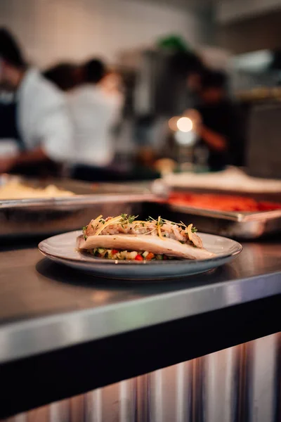 Una Toma Vertical Una Porción Plato Mariscos Una Mesa Cocina — Foto de Stock