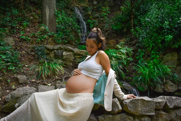 Beautiful Young Caucasian Pregnant Woman White Clothes Posing Nature Leaning — Stock Photo, Image