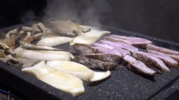 Zbliżenie Rąk Szefa Kuchni Przygotowujących Rybę Grillu — Wideo stockowe