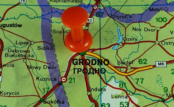 Zbliżenie Ujęcie Światowej Mapy Czerwonym Popychaczem Wskazującym Miasto Grodno Białorusi — Zdjęcie stockowe