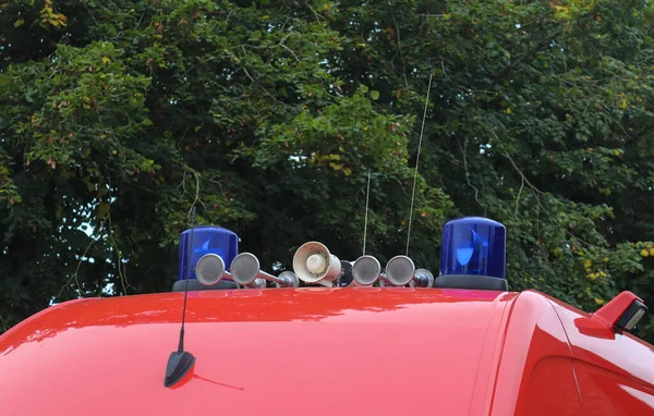 Nahaufnahme Von Sirenen Und Blaulicht Auf Dem Dach Eines Feuerwehrfahrzeugs — Stockfoto