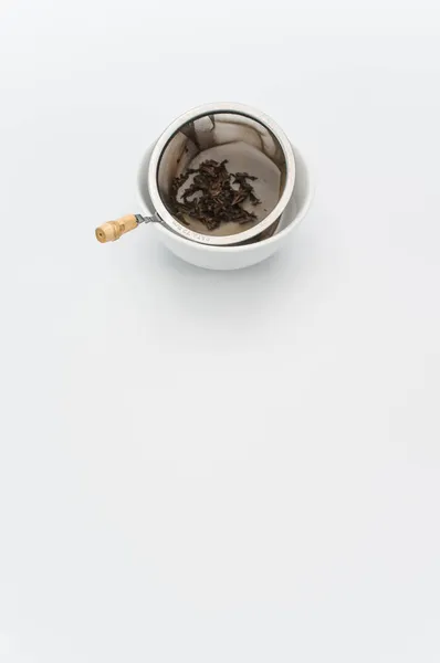Filtro Chá Metal Com Folhas Chá Uma Tigela Cerâmica Fundo — Fotografia de Stock