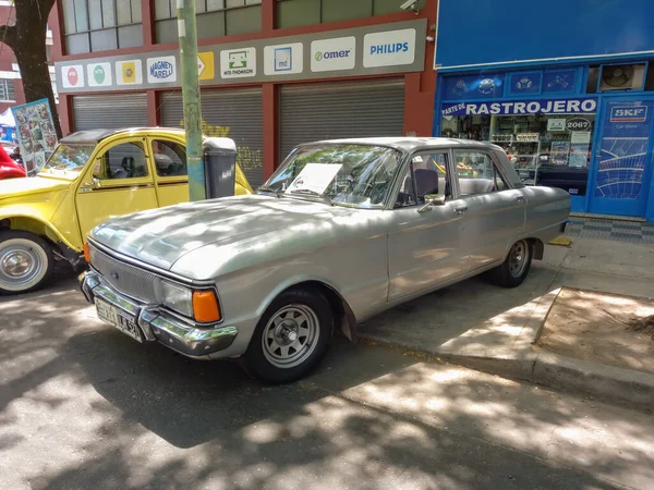 ブエノスアイレス アルゼンチン 2021年11月8日 ベージュ フォード ファルコンセダンファミリーカーは 1970年代半ばにアルゼンチンで建設され 歩道に駐車しました サイドビュー Expo — ストック写真