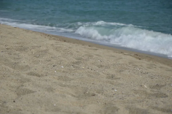 波と砂の浅いフォーカスショット — ストック写真