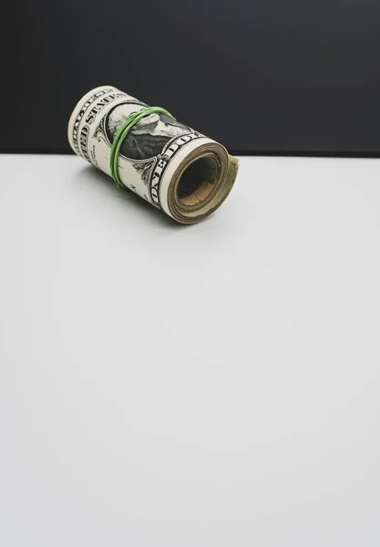Enrolado Notas Dólar Dos Eua Fundo Branco Preto Com Espaço — Fotografia de Stock