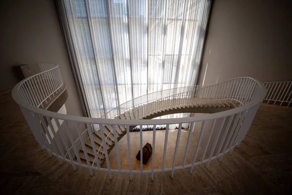 Una Hermosa Vista Gran Escalera Una Casa Moderna — Foto de Stock