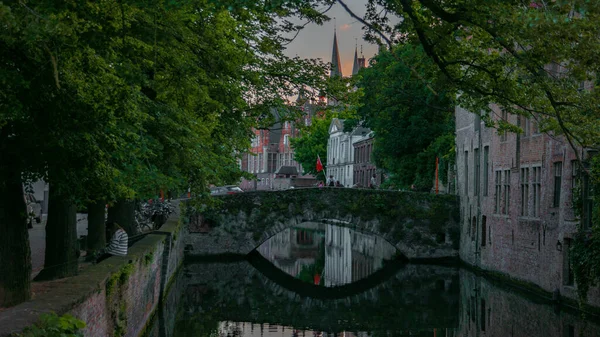 Řeka Obklopená Budovami Bruggách Belgie — Stock fotografie
