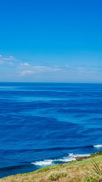 丘からの青い海の美しい景色 — ストック写真