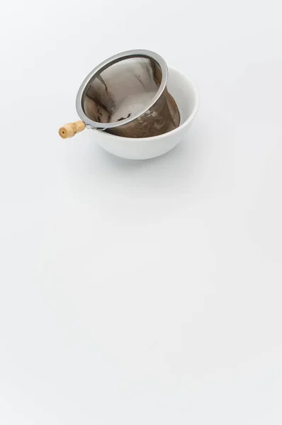 Filtro Chá Metal Com Folhas Chá Uma Tigela Cerâmica Fundo — Fotografia de Stock