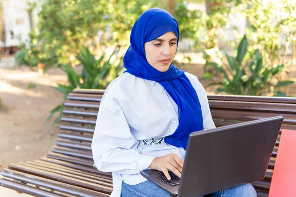 Молодая Мусульманка Хиджабе Ноутбуком Сидящая Университетском Городке Копирует Пространство — стоковое фото