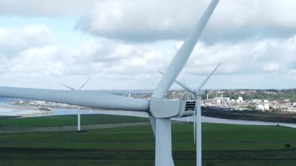 Turbinas Eólicas Verde Campo — Vídeo de Stock