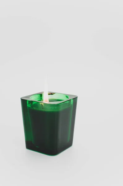 Vela Verde Perfumada Queimando Isolado Vidro Fundo Branco — Fotografia de Stock