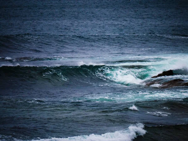 Kıyı Deniz Bulutlu Bir Günde — Stok fotoğraf