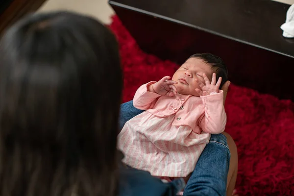 Mãe Segurando Seu Bebê Adormecido Recém Nascido Hispânico Bonito Casa — Fotografia de Stock