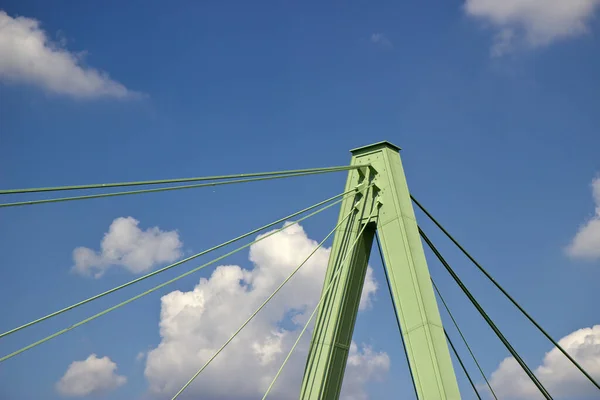 Детали Столбчатой Башни Кабельного Моста Против Голубого Облачного Неба Солнечный — стоковое фото