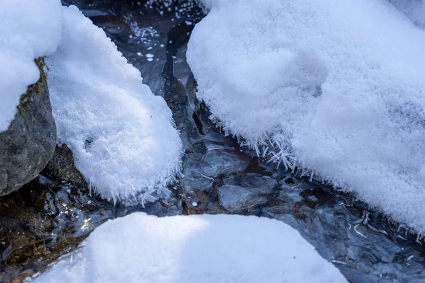 Closeup Pedras Rio Coberto Neve Floresta — Fotografia de Stock