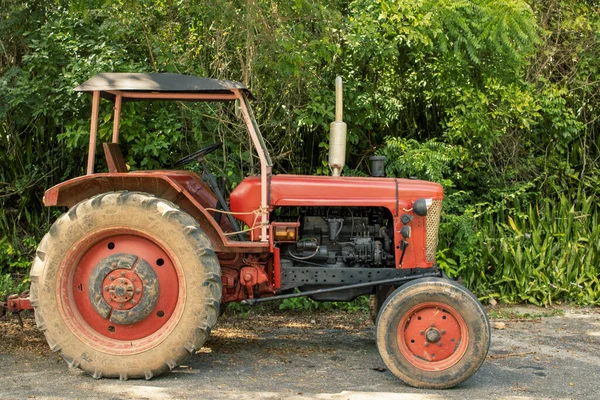 Viejo Tractor Por Árboles Verdes Una Zona Rural — Foto de Stock