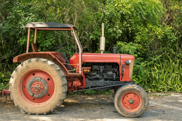 Vieux Tracteur Par Des Arbres Verts Dans Une Zone Rurale — Photo