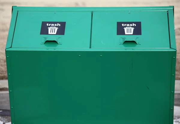 Detailní Záběr Zelených Kontejnerů Recyklaci Odpadků — Stock fotografie