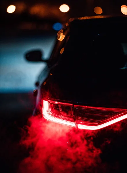Uma Foto Vertical Fumaça Saindo Carro Rua Escura Noite — Fotografia de Stock